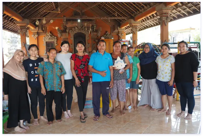 foto-bersama-tim-plus-ibu-ibu-peserta-fgd-dan-pak-suanda-selaku-ketua-kelompok-tani-2